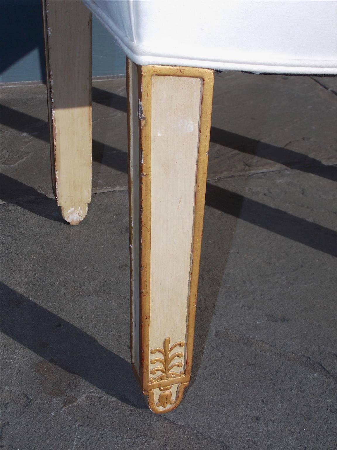 Taburete de madera dorada y pintado a la francesa con asiento tapizado de muselina.  C. 1820 Dorado en venta