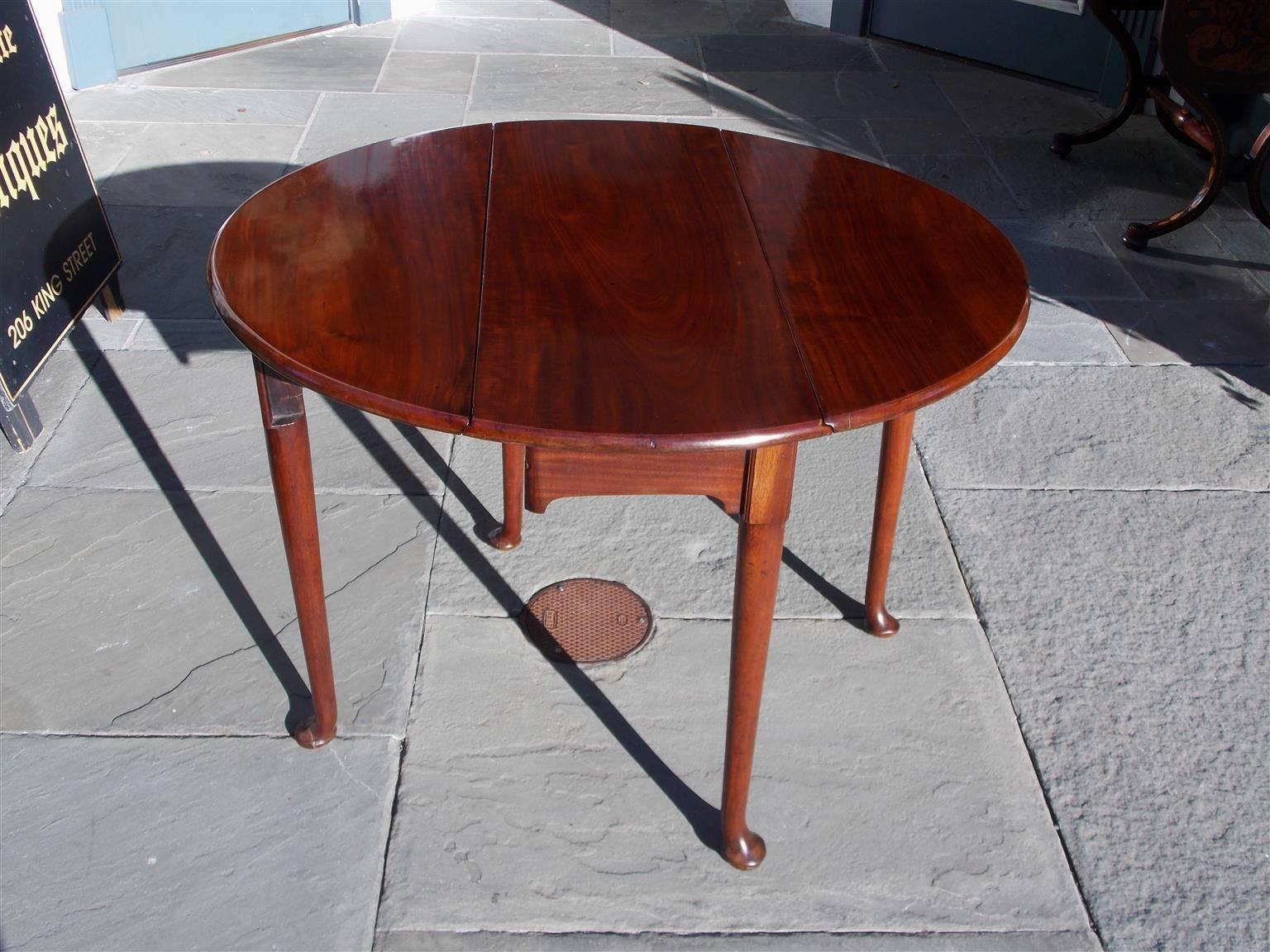 Hand-Carved English Queen Anne Cuban Mahogany Drop-Leaf Occasional Table, Circa 1740 For Sale