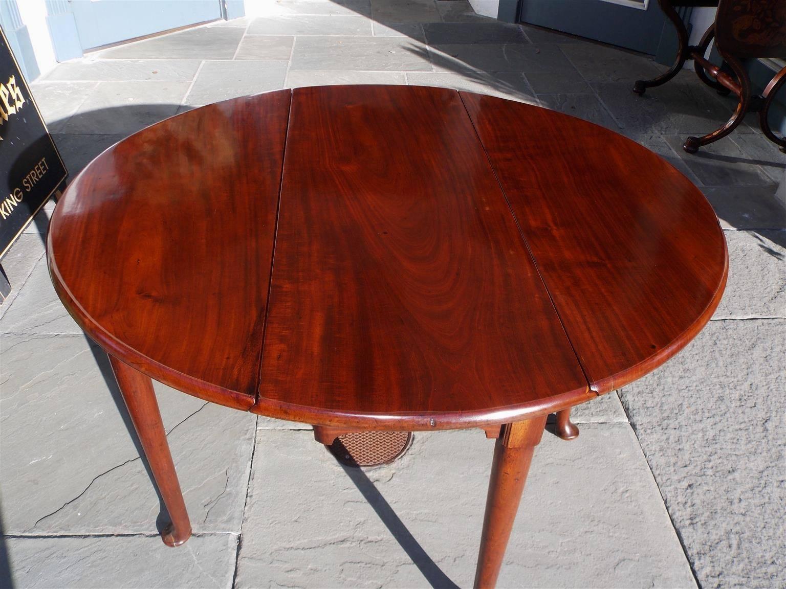 English Queen Anne Cuban Mahogany Drop-Leaf Occasional Table, Circa 1740 In Excellent Condition For Sale In Hollywood, SC