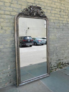 Miroir mural en bois sculpté et doré représentant un chérubin Circa 1790