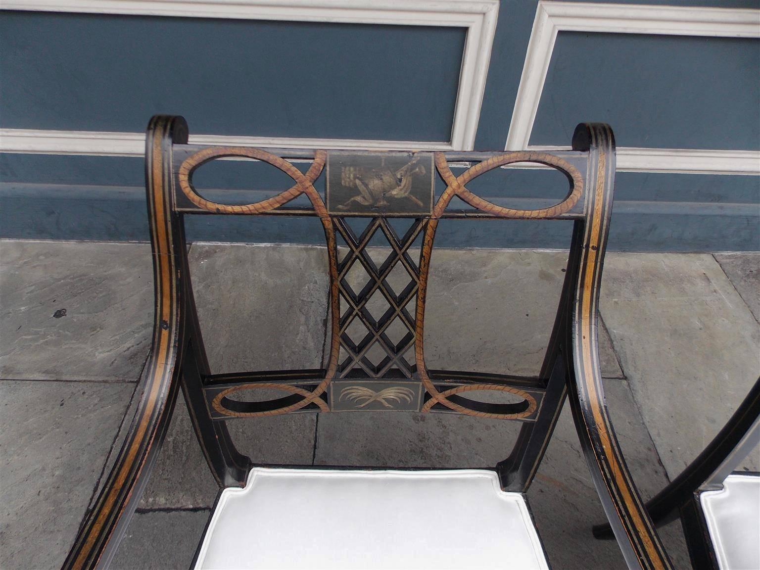 Paar englische Regency-Sessel, bemalt und vergoldet, um 1820 im Zustand „Hervorragend“ im Angebot in Hollywood, SC