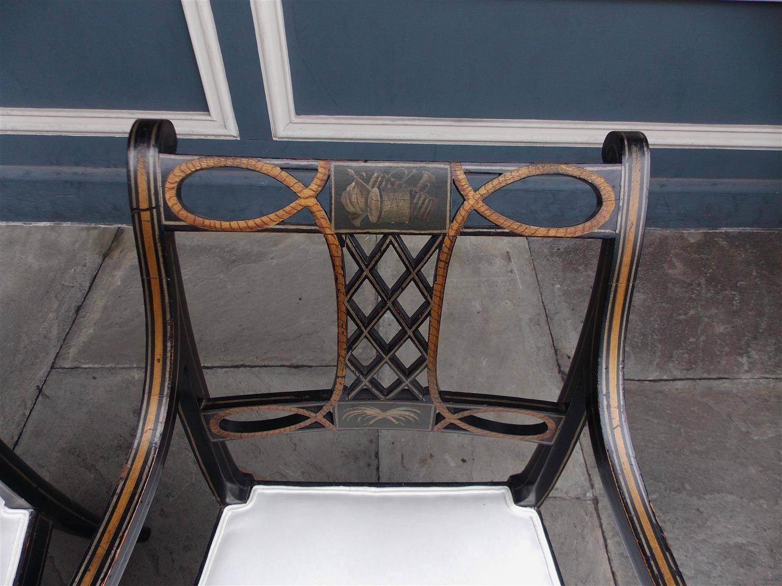 Paar englische Regency-Sessel, bemalt und vergoldet, um 1820 (Frühes 19. Jahrhundert) im Angebot