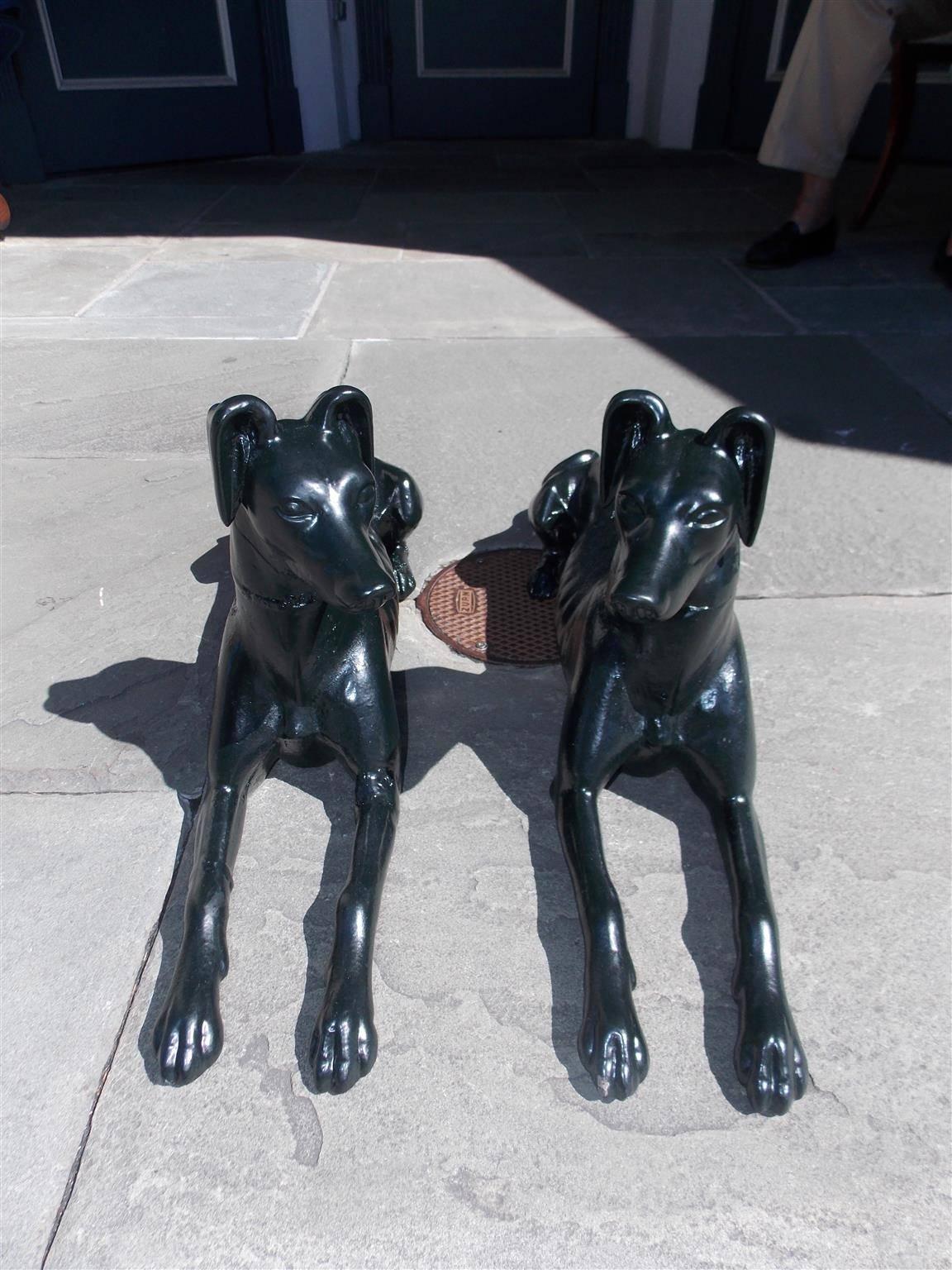 Inglese Coppia di whippet inglesi di piccole dimensioni in ghisa rivestiti di polvere, circa 1810 in vendita