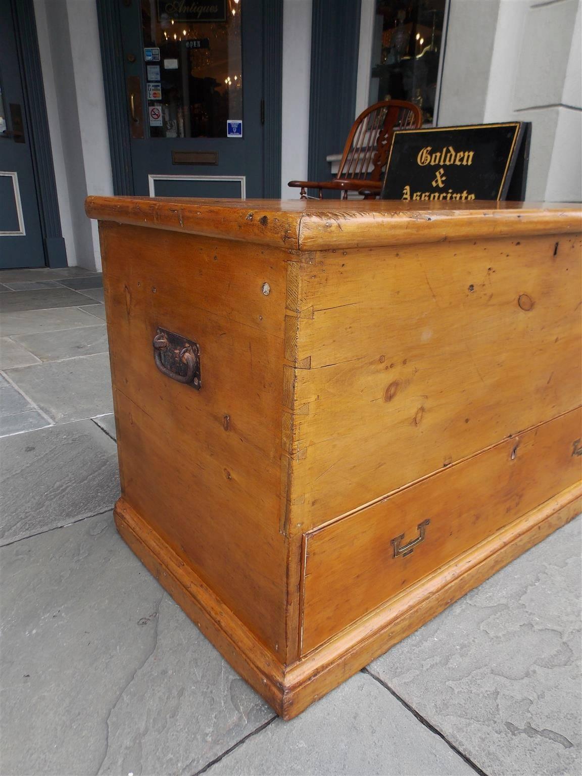 American White Pine Sailor's Nautical Traveling Chest, Circa 1810 In Excellent Condition In Hollywood, SC