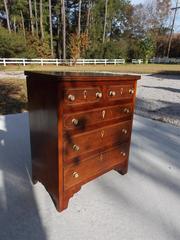 Cassettone Chippendale americano in noce e mogano intarsiato, 1770 circa