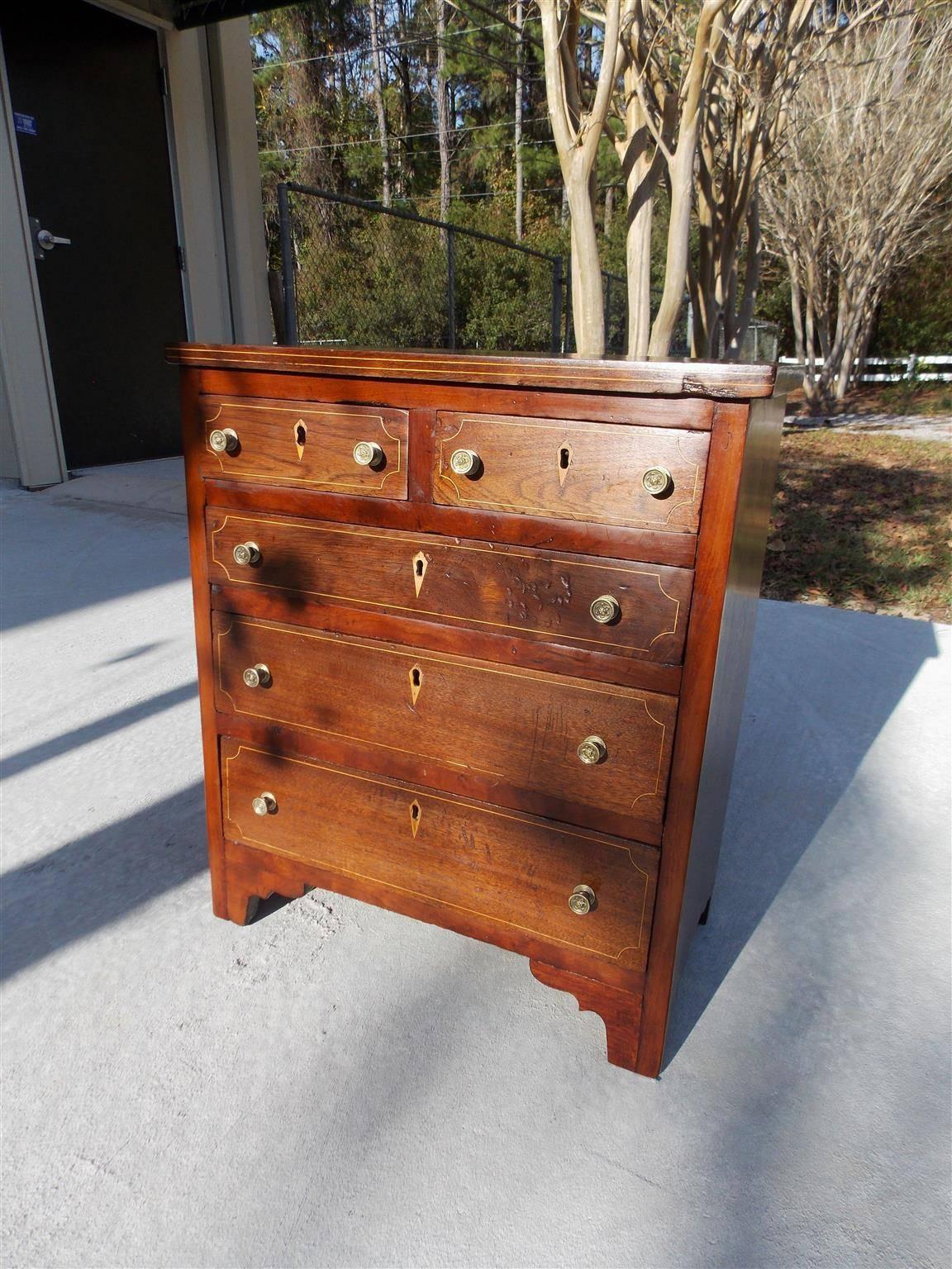 Amerikanische Chippendale-Miniatur-Kommode aus Nussbaum und Mahagoni mit Intarsien, ca. 1770 (amerikanisch) im Angebot