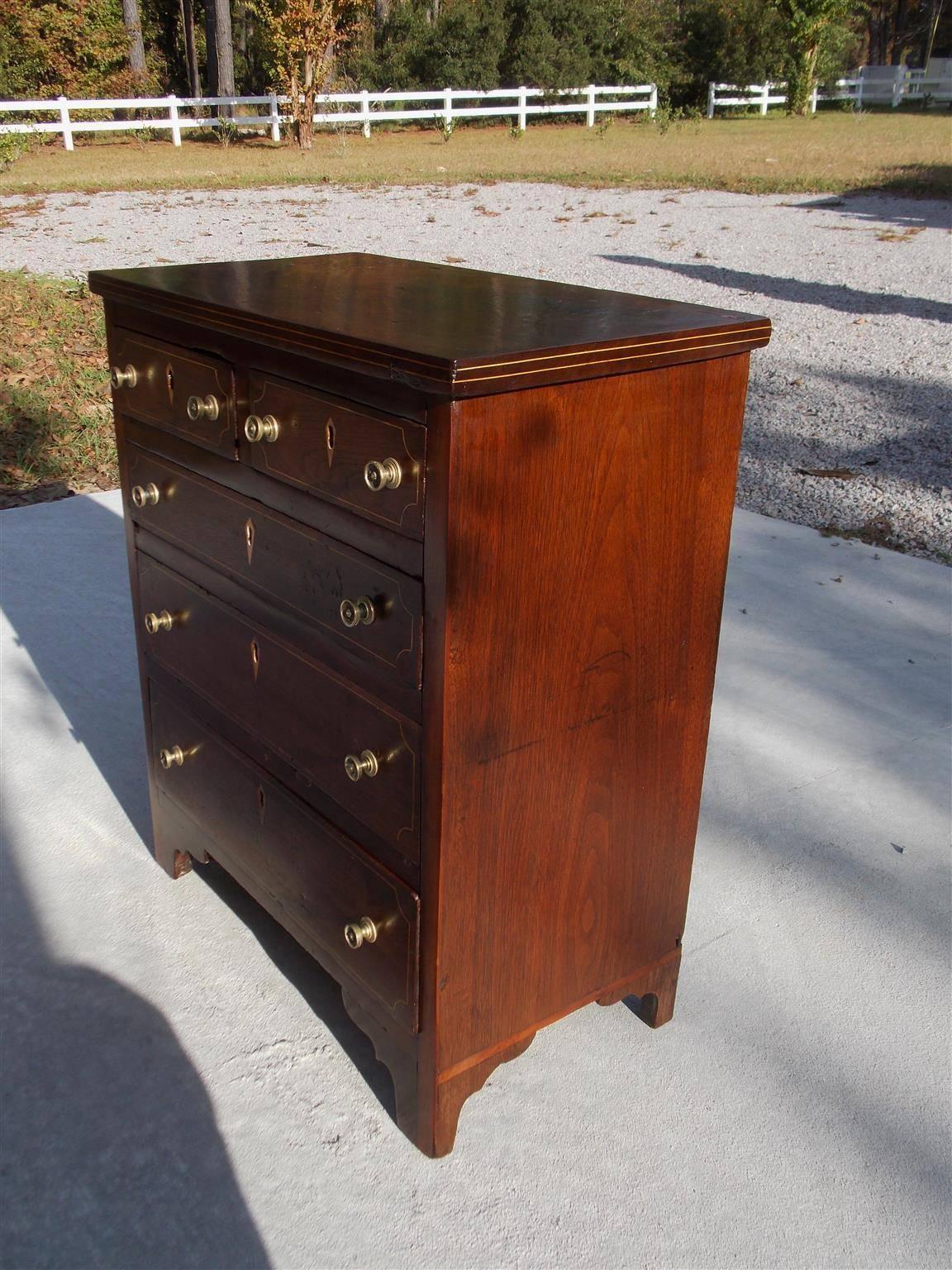 Amerikanische Chippendale-Miniatur-Kommode aus Nussbaum und Mahagoni mit Intarsien, ca. 1770 im Zustand „Hervorragend“ im Angebot in Charleston, SC