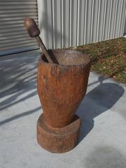 Mortaja y pilón monumentales americanos de pino tallados a mano, circa 1800