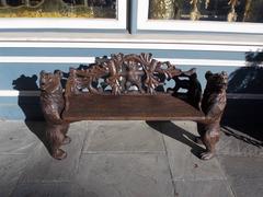 Banc d'ours sculpté en Forêt Noire:: Suisse:: circa 1900