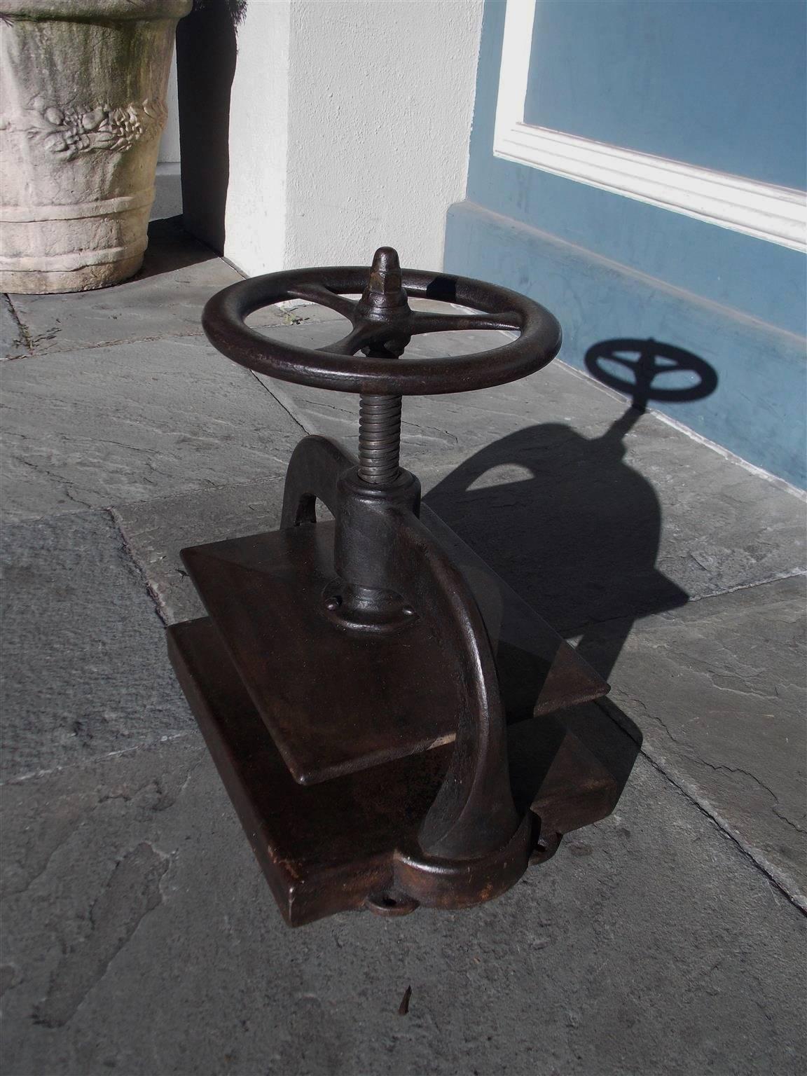 Américain Presse de reproduction en fonte américaine avec roue circulaire à trois rayons.  Circa 1820 en vente