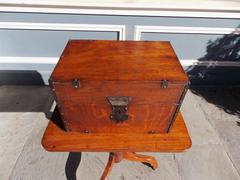 Estuche de viaje inglés de roble para botellas de licor, circa 1780