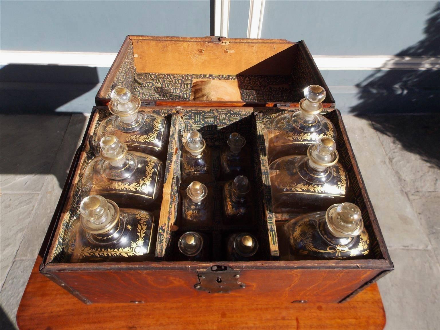 Estuche de viaje inglés de roble para botellas de licor, circa 1780 Vidrio soplado en venta