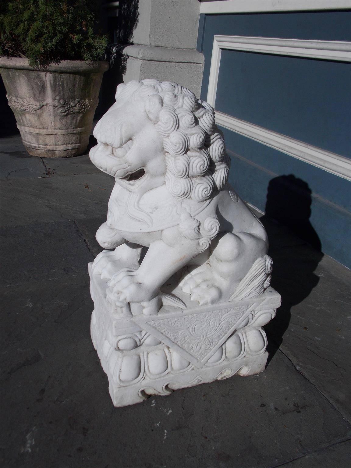 Chinese Export Chinese Marble Foo Dog Resting on Squared Decorative Plinth, 20th Century For Sale