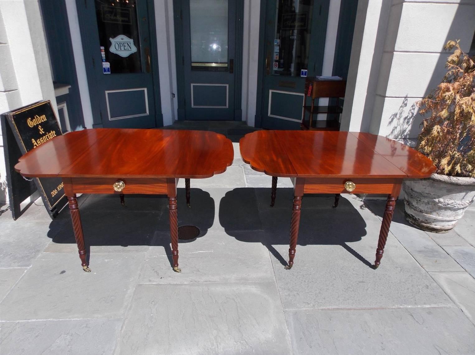 Pair of American Sheraton Mahogany Pembroke Tables, Baltimore, Circa 1815 In Excellent Condition For Sale In Hollywood, SC
