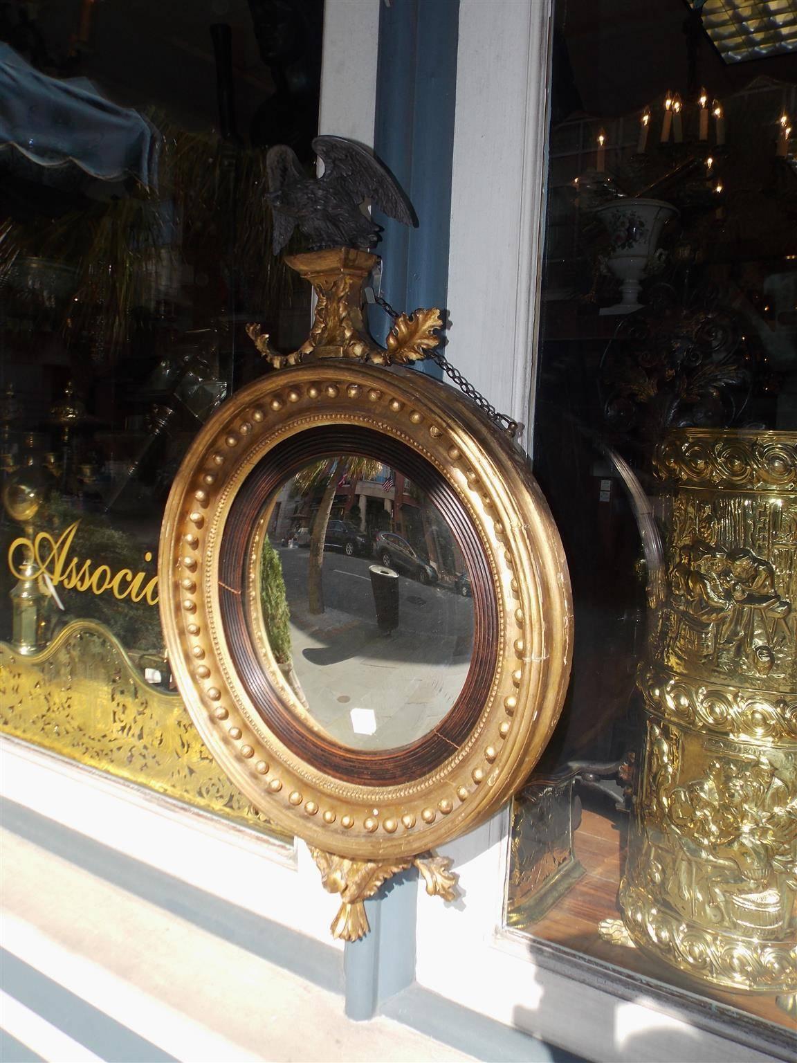 Englischer vergoldeter konvexer englischer Spiegel mit ebonisiertem, geflügeltem Adler, um 1810 (George III.) im Angebot