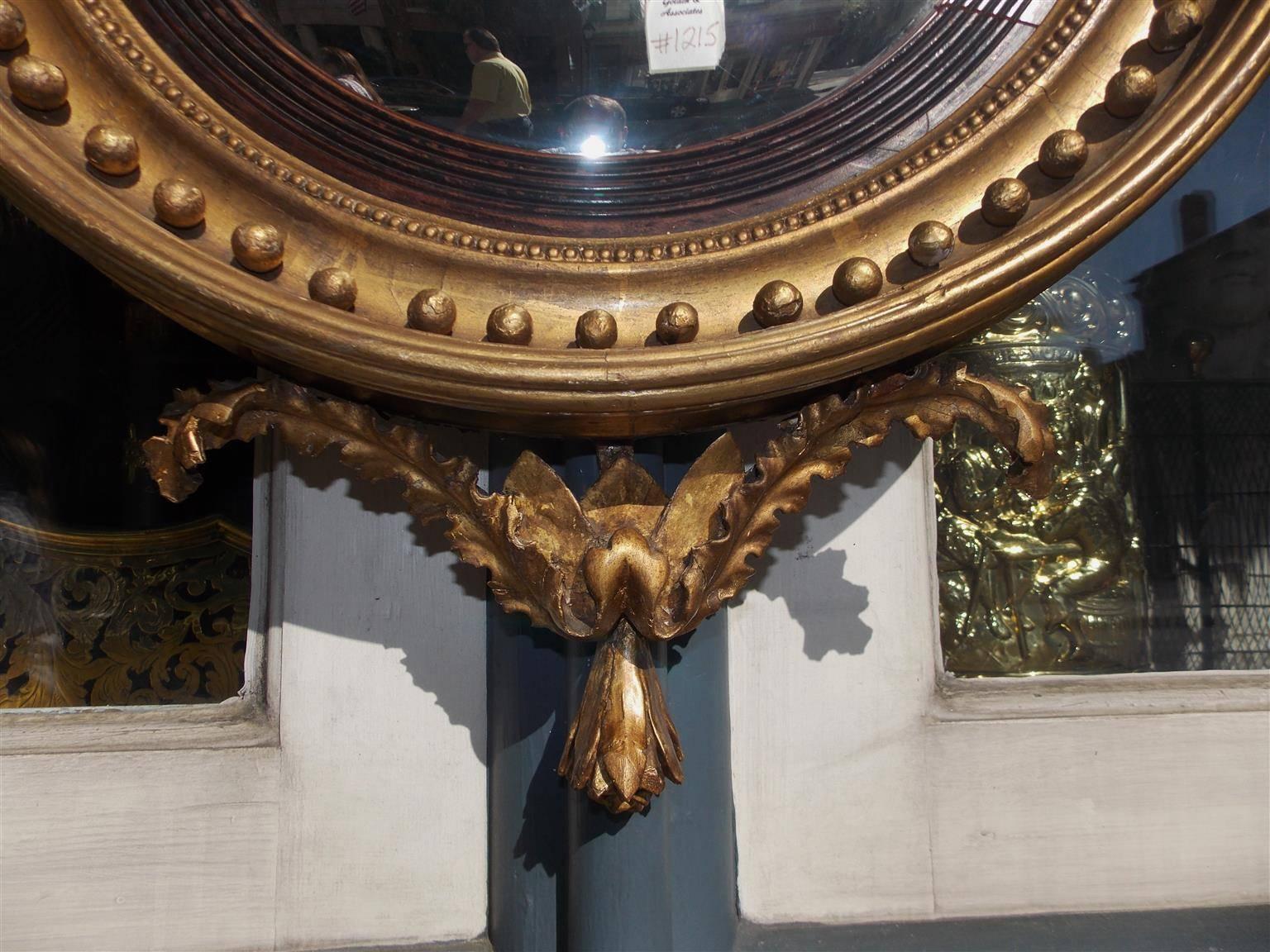 Espejo convexo dorado inglés con águila posada ebonizada, circa 1810 principios del siglo XIX en venta