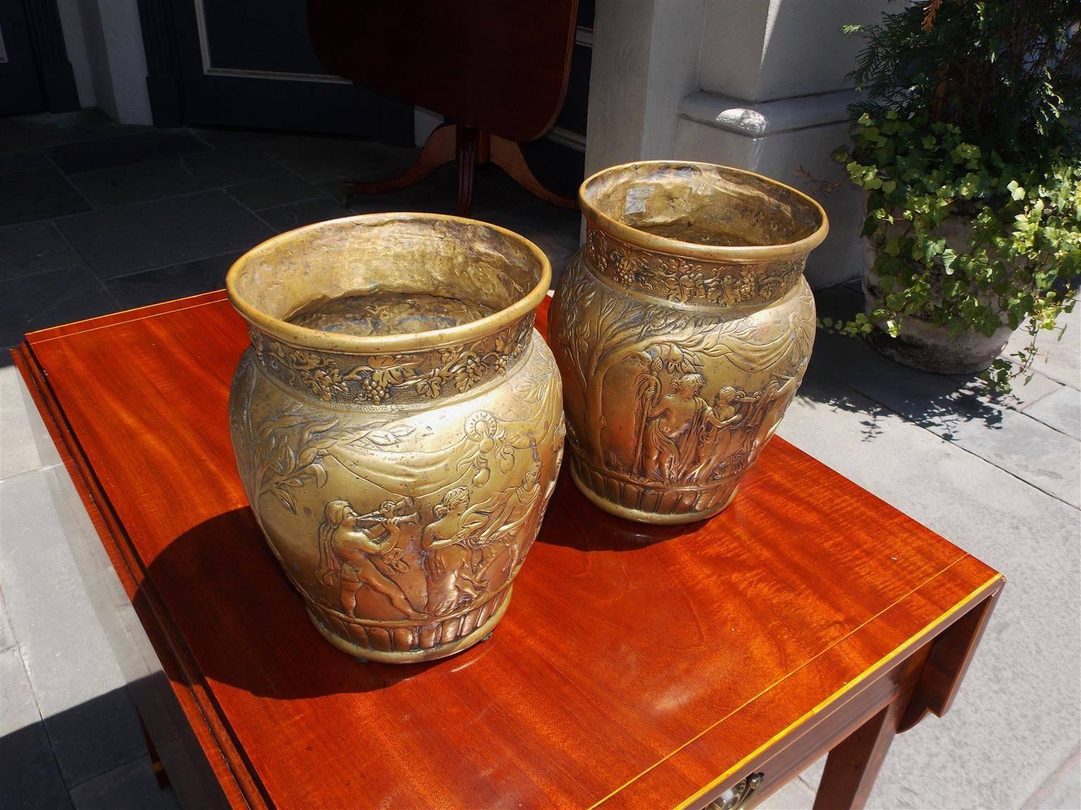 Pareja de cacharros italianos de bronce con figuras y vides, circa 1830 Neoclásico en venta