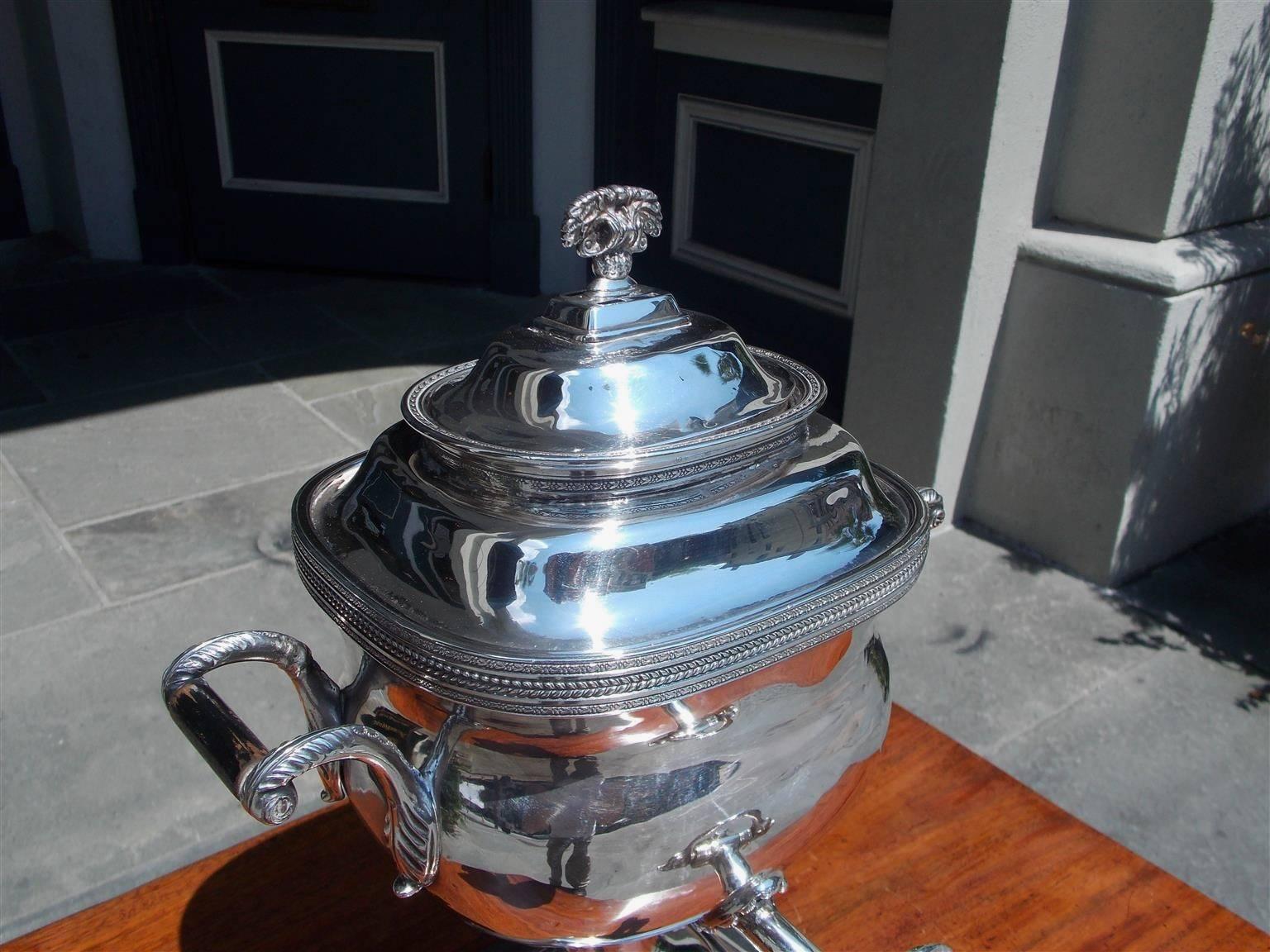 Englische englische Sheffield-Teeurne mit Delphinkopf-Löffel, um 1810 im Zustand „Hervorragend“ im Angebot in Charleston, SC