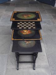 Set di quattro tavolini inglesi Regency in cartapesta dipinta e dorata. C.1800