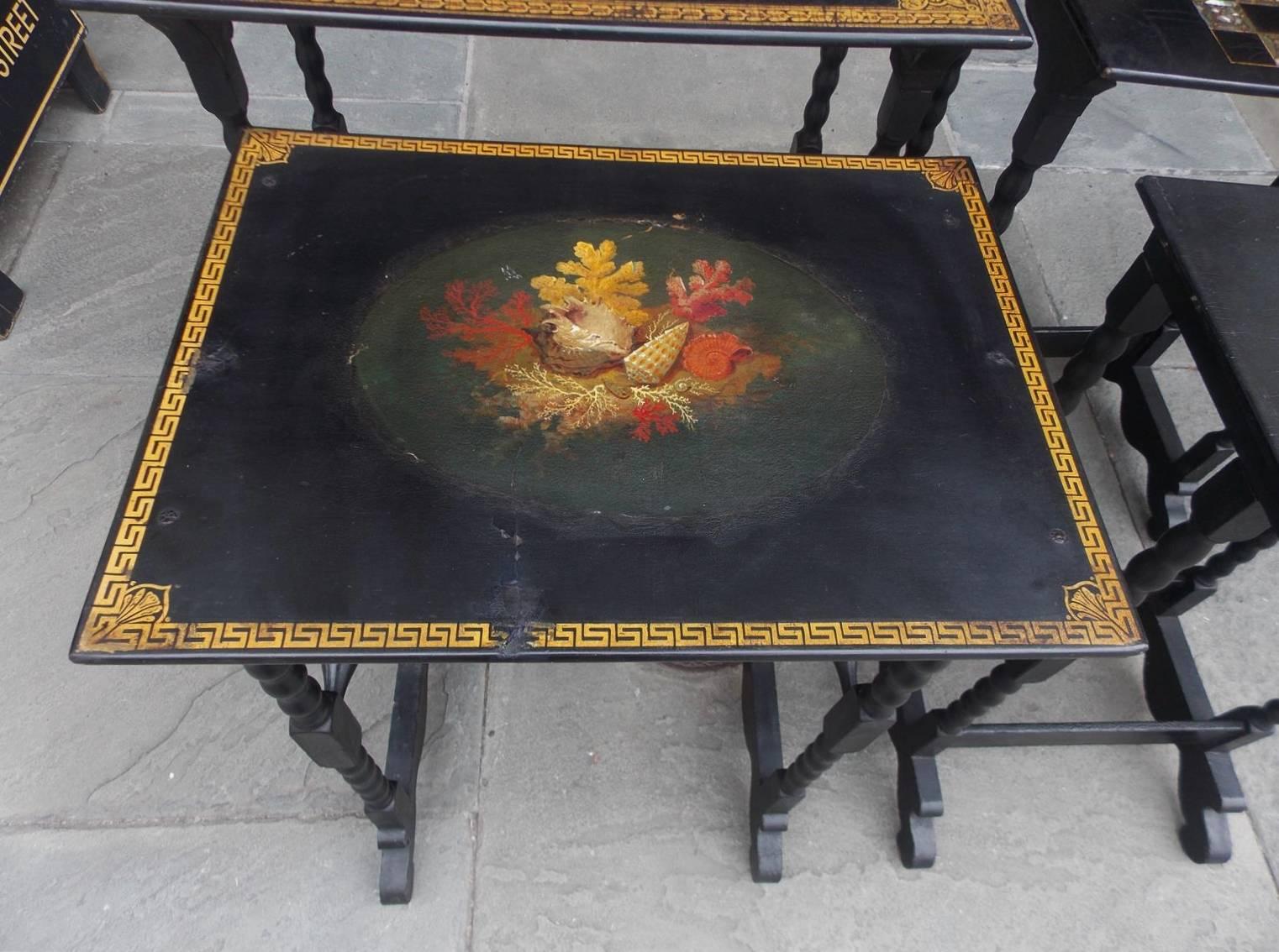 Nacre Ensemble de quatre tables anglaises de style Régence peintes en papier mâché et dorées. C.1800 en vente