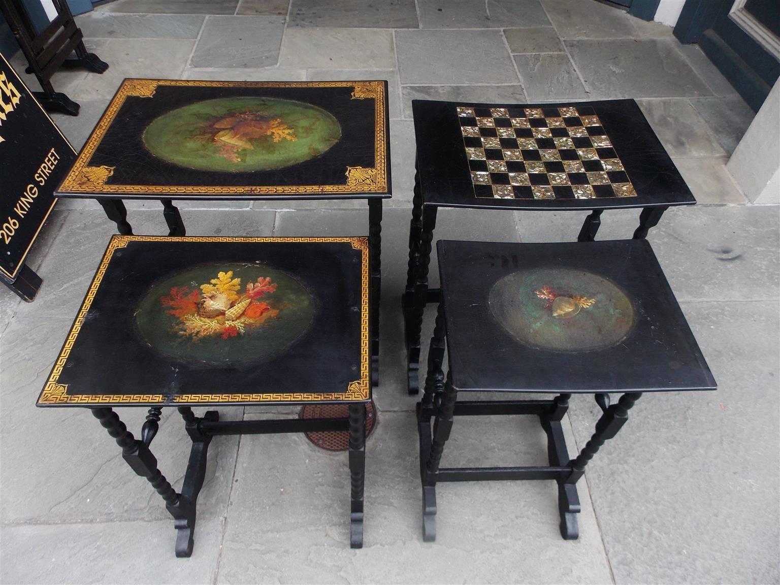 Doré Ensemble de quatre tables anglaises de style Régence peintes en papier mâché et dorées. C.1800 en vente