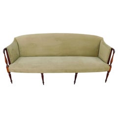 Gepolstertes Sofa aus amerikanischem Mahagoni und Birke mit geriffelten Beinen, Boston, MA, um 1800