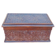 Coffret à décanteur anglo-indien en chêne, de forme circulaire, orné de motifs végétaux et muni d’un couvercle à charnières, avec bouteilles en verre, vers 1810