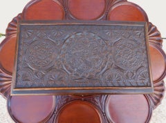 Coffret à décanteur anglo-indien en chêne, de forme circulaire, orné de motifs végétaux et muni d’un couvercle à charnières, avec bouteilles en verre, vers 1810