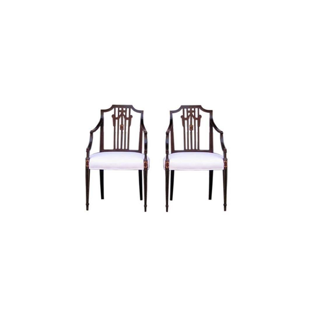 Paire de fauteuils Régence anglais à dossier serpentin peint à la main avec ruban floral, guirlandes, glands et médaillon.  La paire présente des bras à volutes avec des médaillons floraux peints, des pieds carrés effilés, et se termine sur des