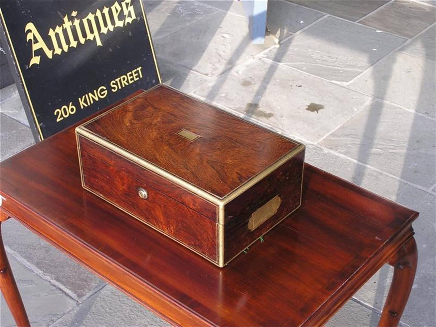 Englischer Zebraholz-Schreibtisch für die militärische Kampagne,  Um 1820 (Frühes 19. Jahrhundert) im Angebot