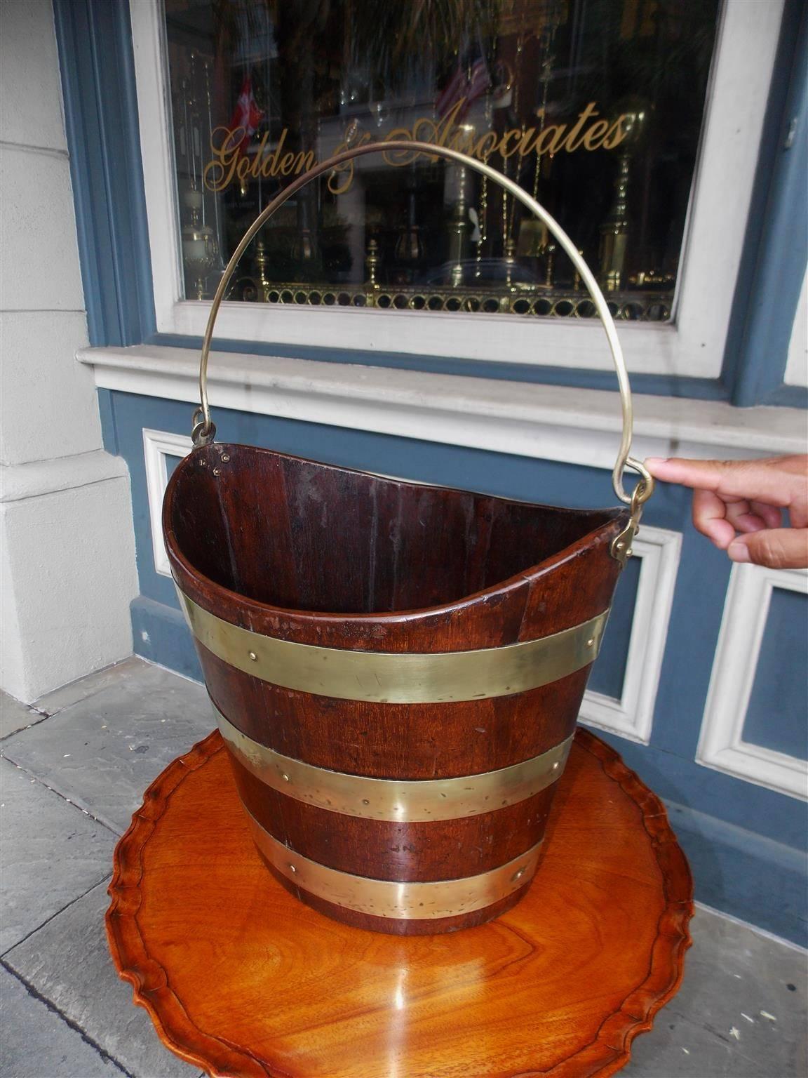 Secchio per torba inglese a forma di navetta in mogano con bande in ottone, circa 1800 In condizioni ottime in vendita a Charleston, SC