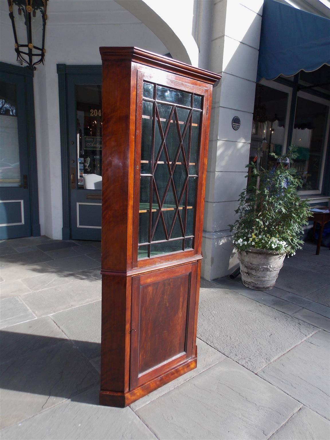 American Federal Mahogany Diminutive Corner Cabinet, Circa 1810 In Excellent Condition In Hollywood, SC