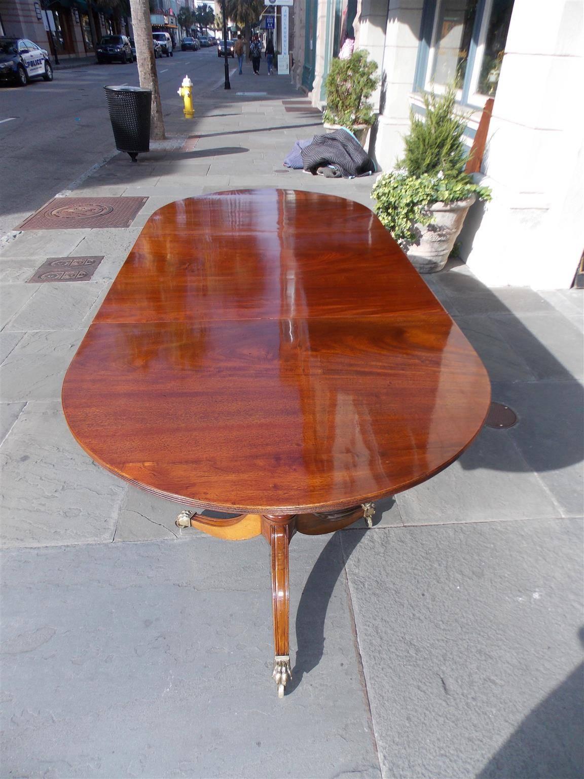 English Regency Mahogany Three-Pedestal Oval Dining Room Table, Circa 1790 In Excellent Condition In Hollywood, SC