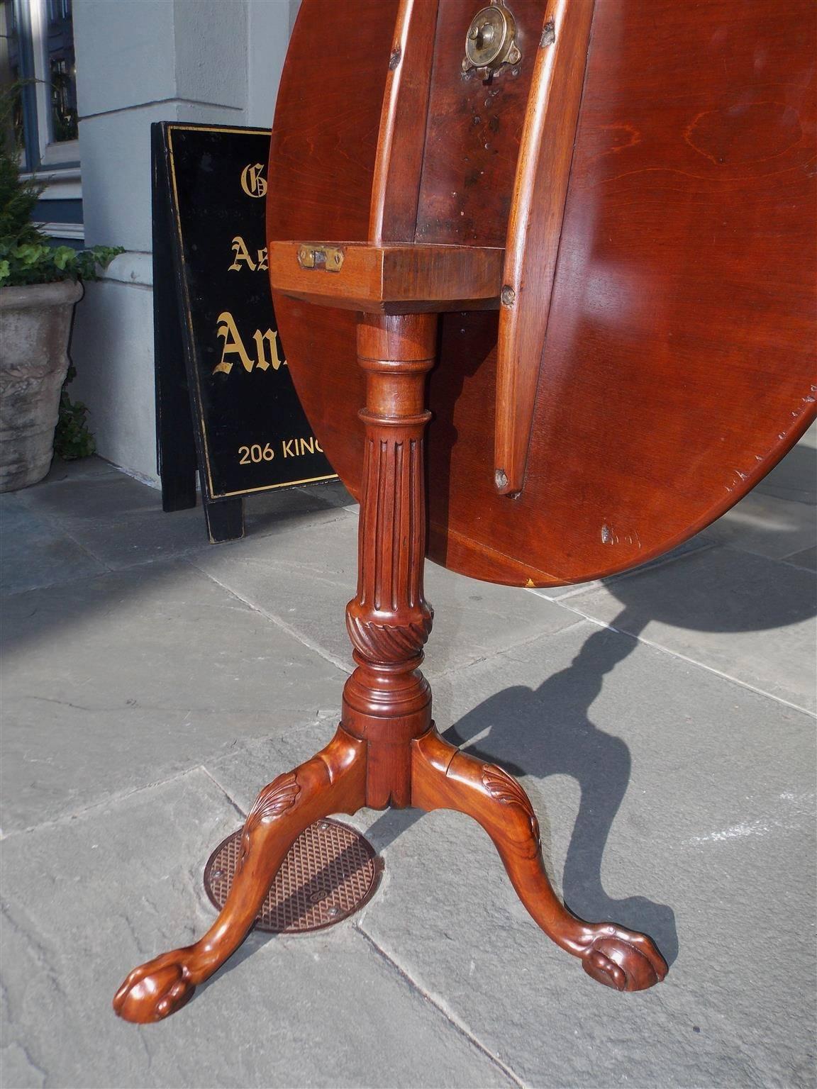 Table de désert américaine Chippendale en acajou à plateau basculant avec pieds en forme de boule et de griffe, vers 1770 en vente 1