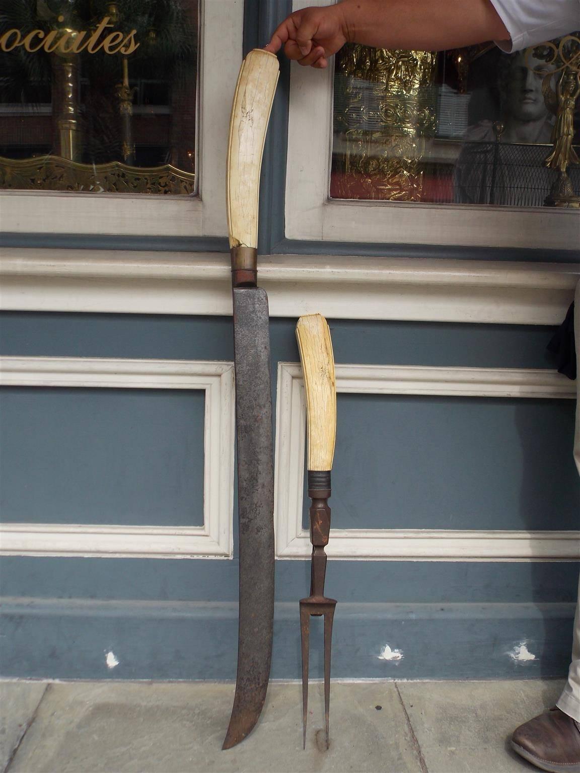 Englisches monumentales Schnitzset aus poliertem Stahl mit eingelegten Griffen aus Adlerknochen, die das Motto E. pluribus unum darstellen. Gestempelt mit Punzierungen in Silber S.H. Samuel Harwood, Anfang des 19. Jahrhunderts. Abmessungen sind