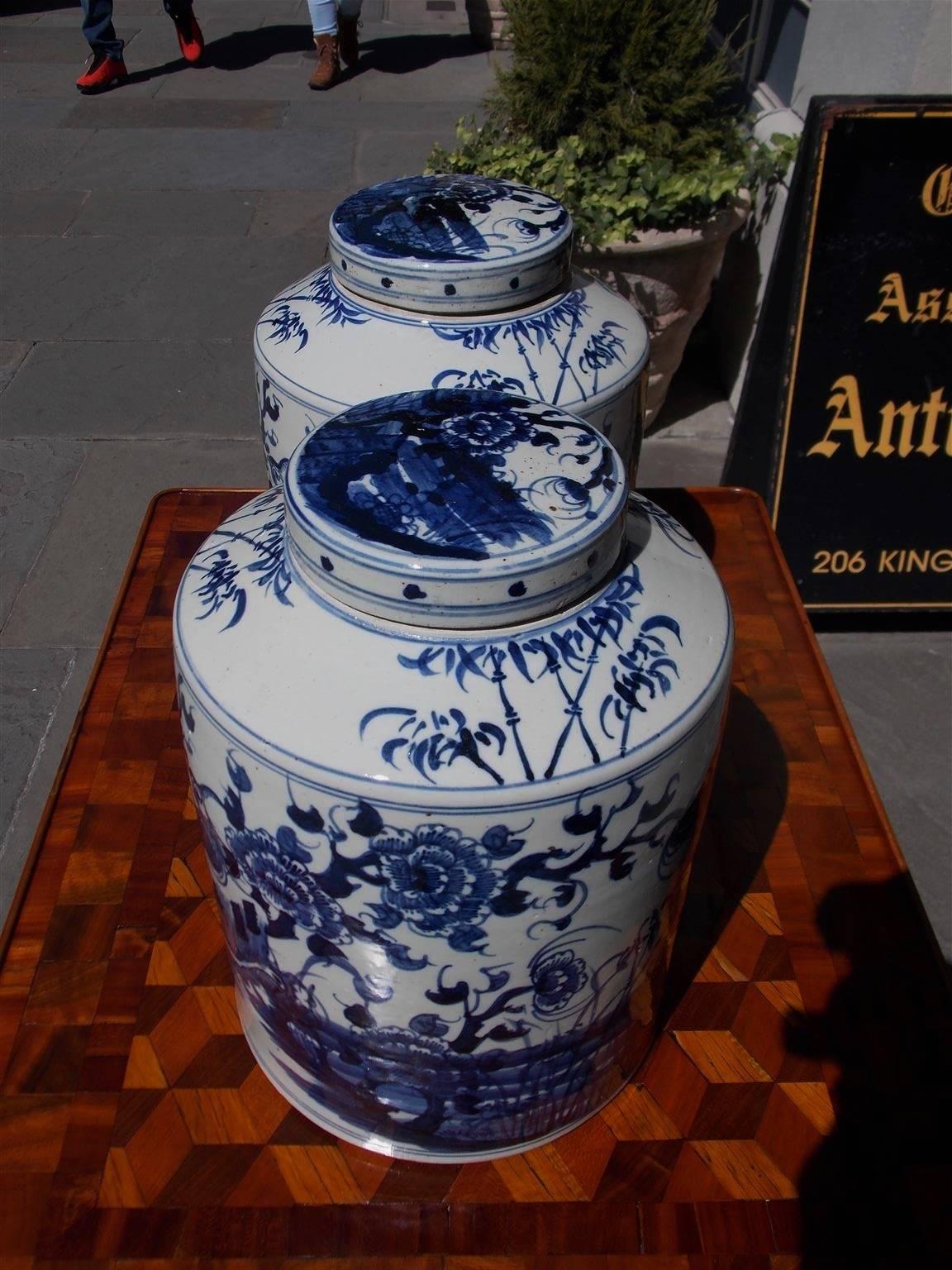 Pair of Chinese Porcelain Glazed Temple Jars with Lids, 20th Century 1