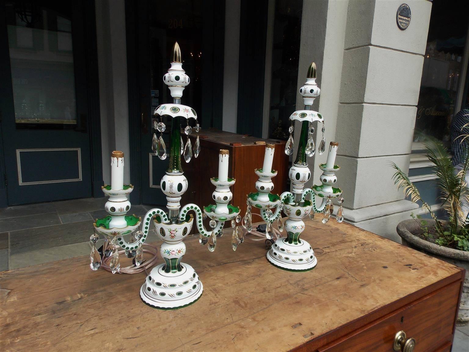 Art nouveau Paire de lampes de bureau de Bohème à fleurs en cristal vert émeraude et verre, vers 1900 en vente
