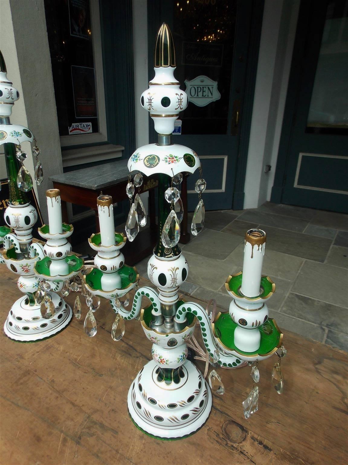 Paire de lampes de bureau de Bohème à fleurs en cristal vert émeraude et verre, vers 1900 Excellent état - En vente à Charleston, SC