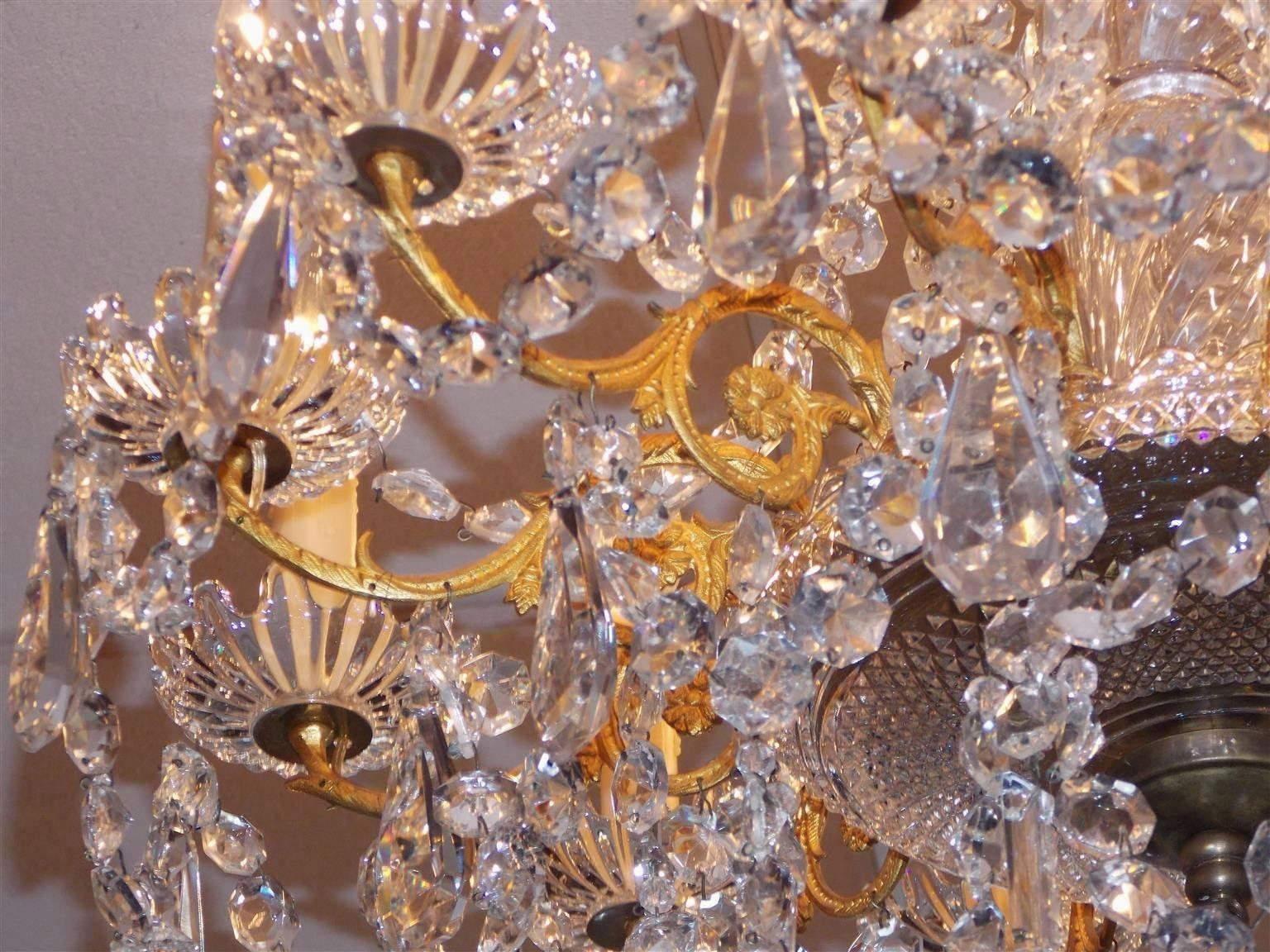 Francese Lampadario francese a dodici bracci in bronzo dorato e cristallo di Baccarat, 1820 circa in vendita