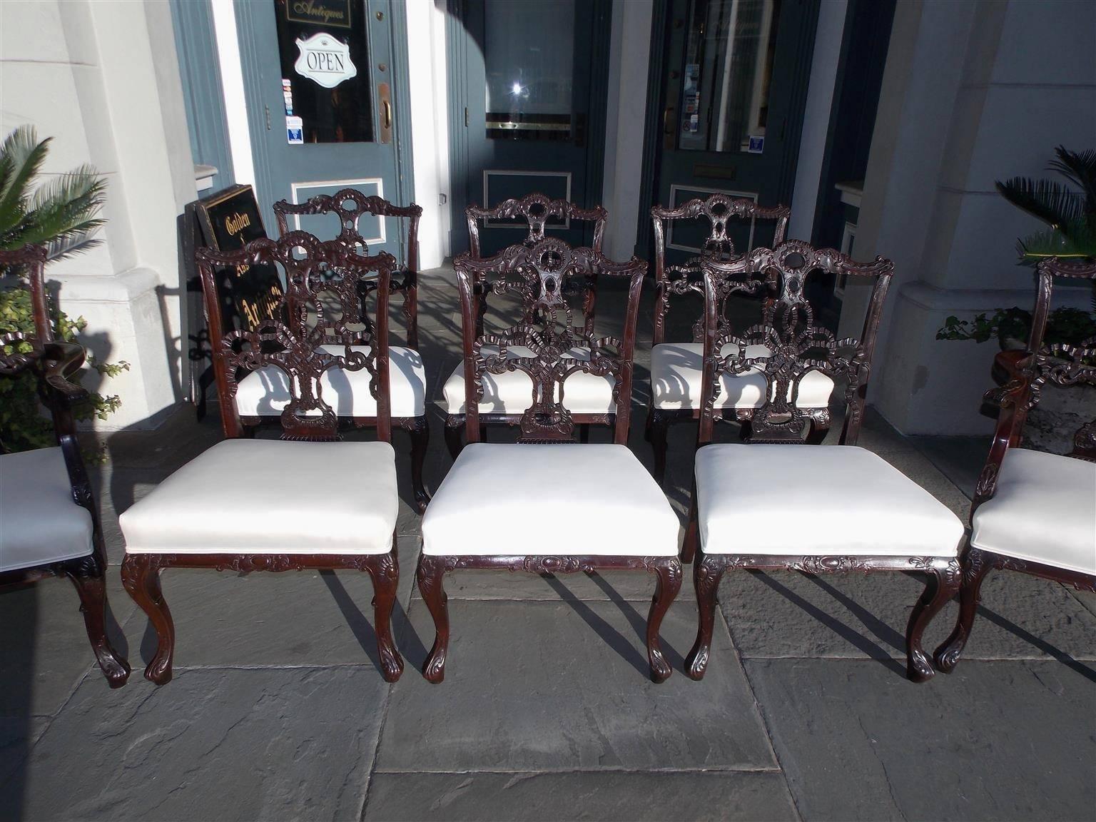 Sculpté à la main Ensemble de huit chaises de salle à manger anglaises Chippendale en acajou, datant d'environ 1760 en vente