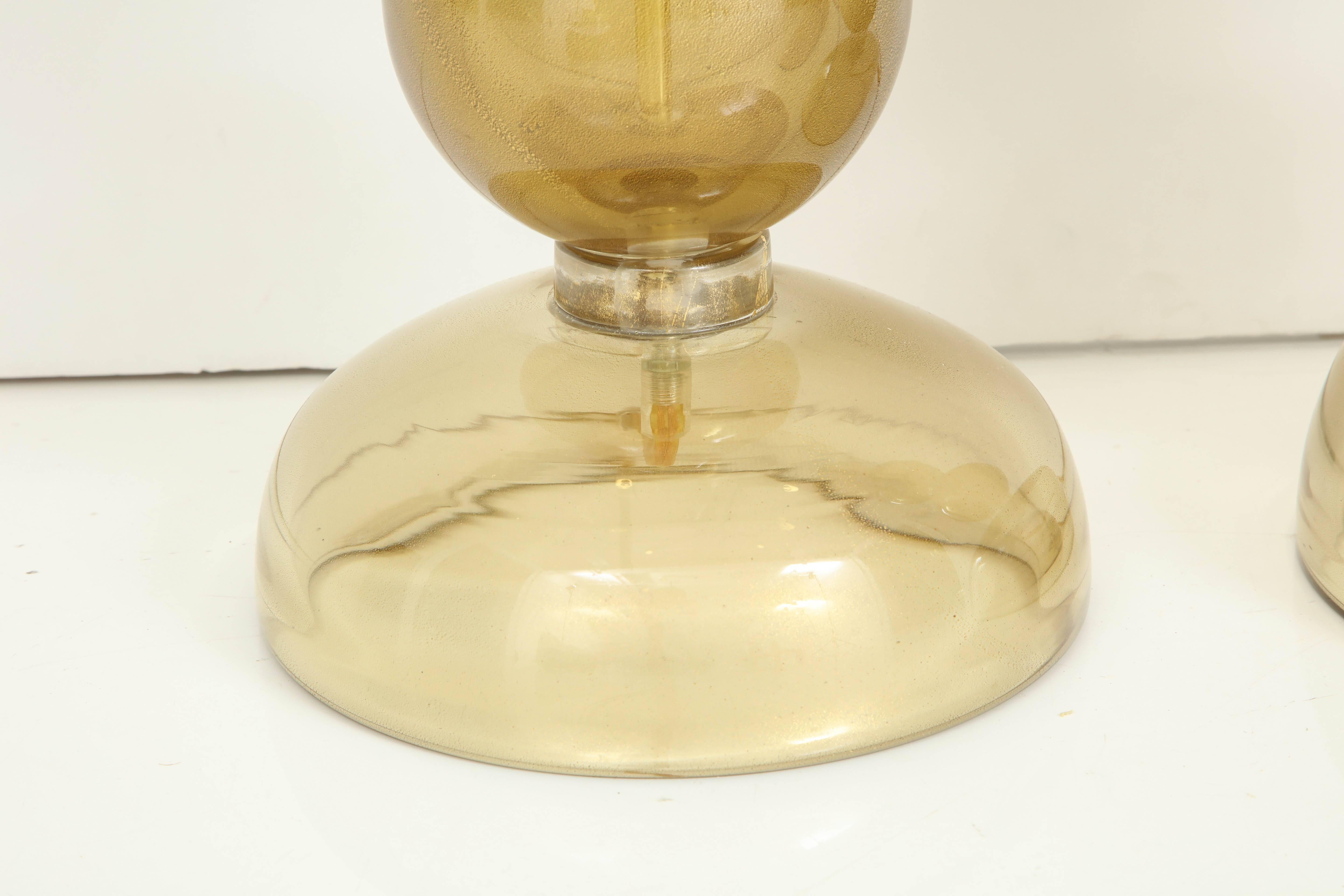 Fait main Grande paire de grandes lampes sphères en verre de Murano infusées d'or 23 carats, Italie en vente