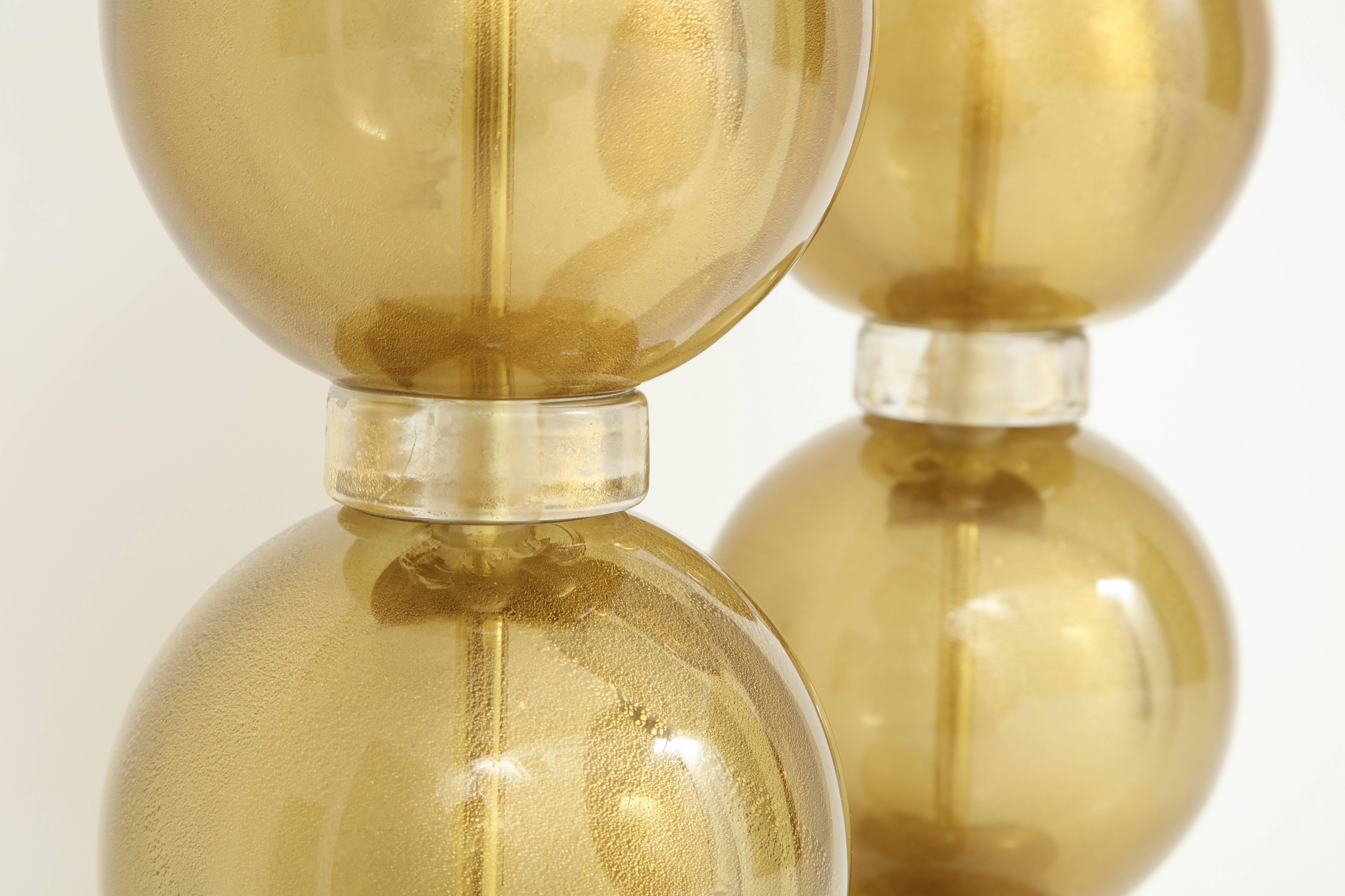 XXIe siècle et contemporain Grande paire de grandes lampes sphères en verre de Murano infusées d'or 23 carats, Italie en vente