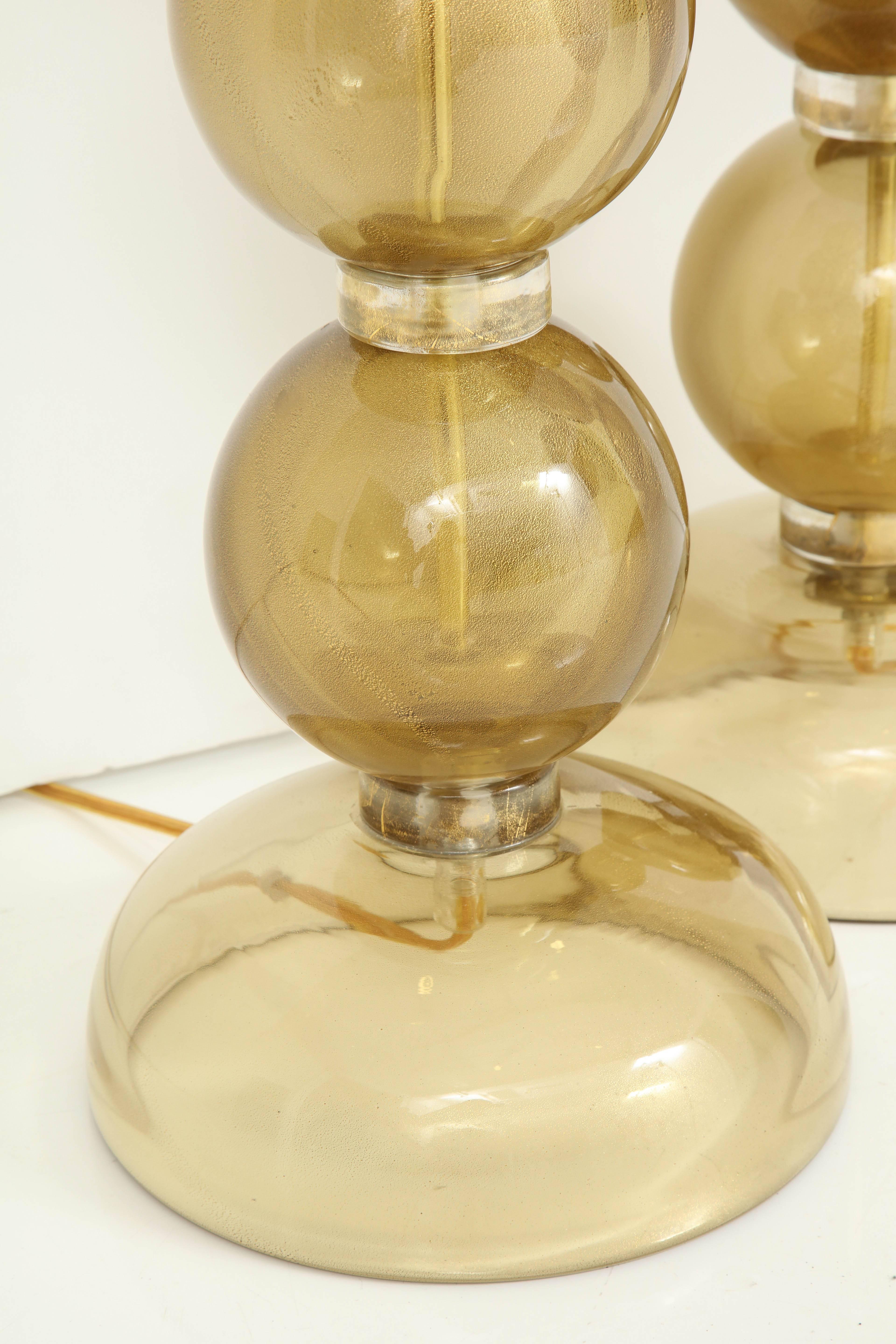 Verre de Murano Grande paire de grandes lampes sphères en verre de Murano infusées d'or 23 carats, Italie en vente