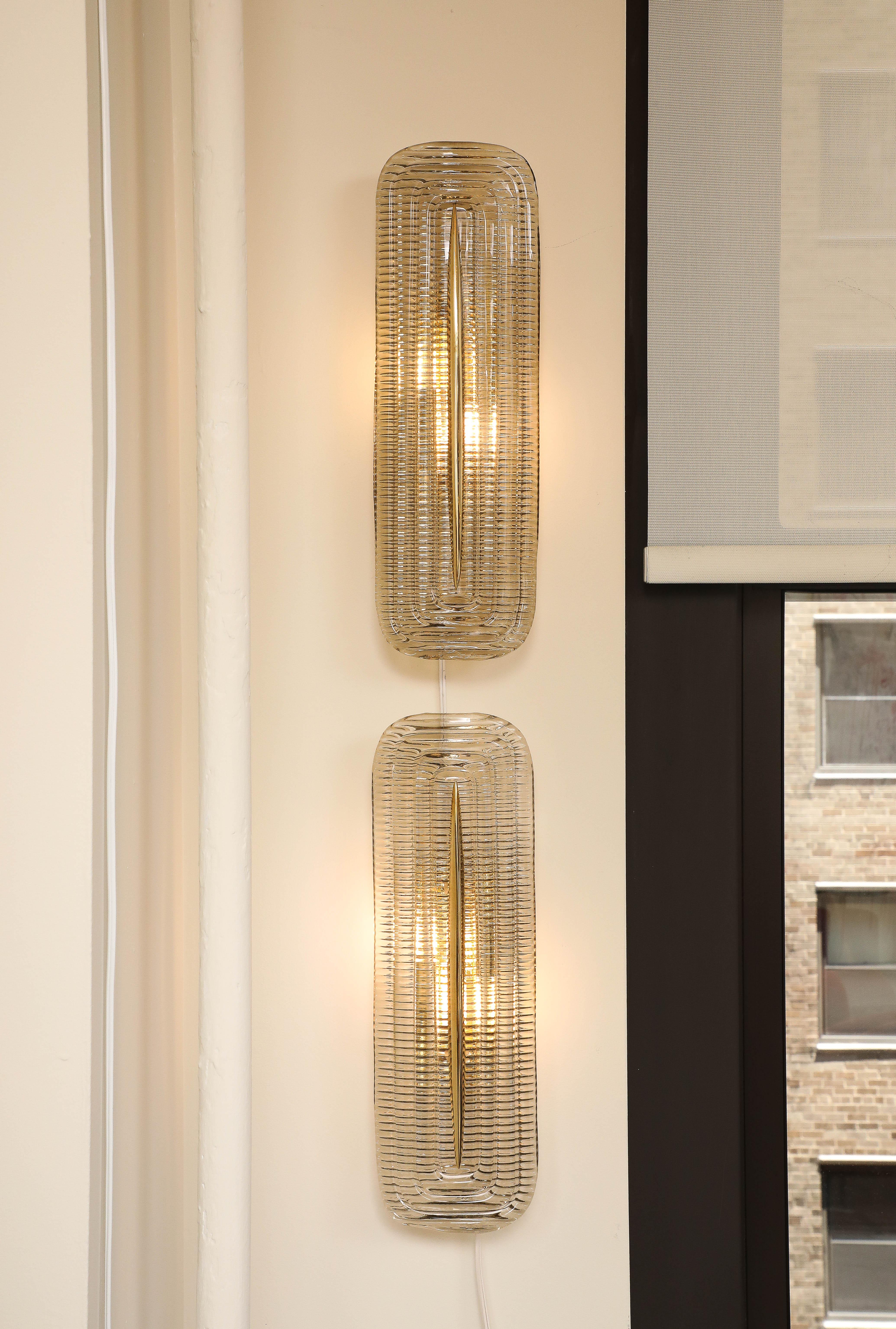 Mid-Century Modern Paire d'appliques en verre de Murano texturé et en laiton, fabriquées à la main, Italie en vente
