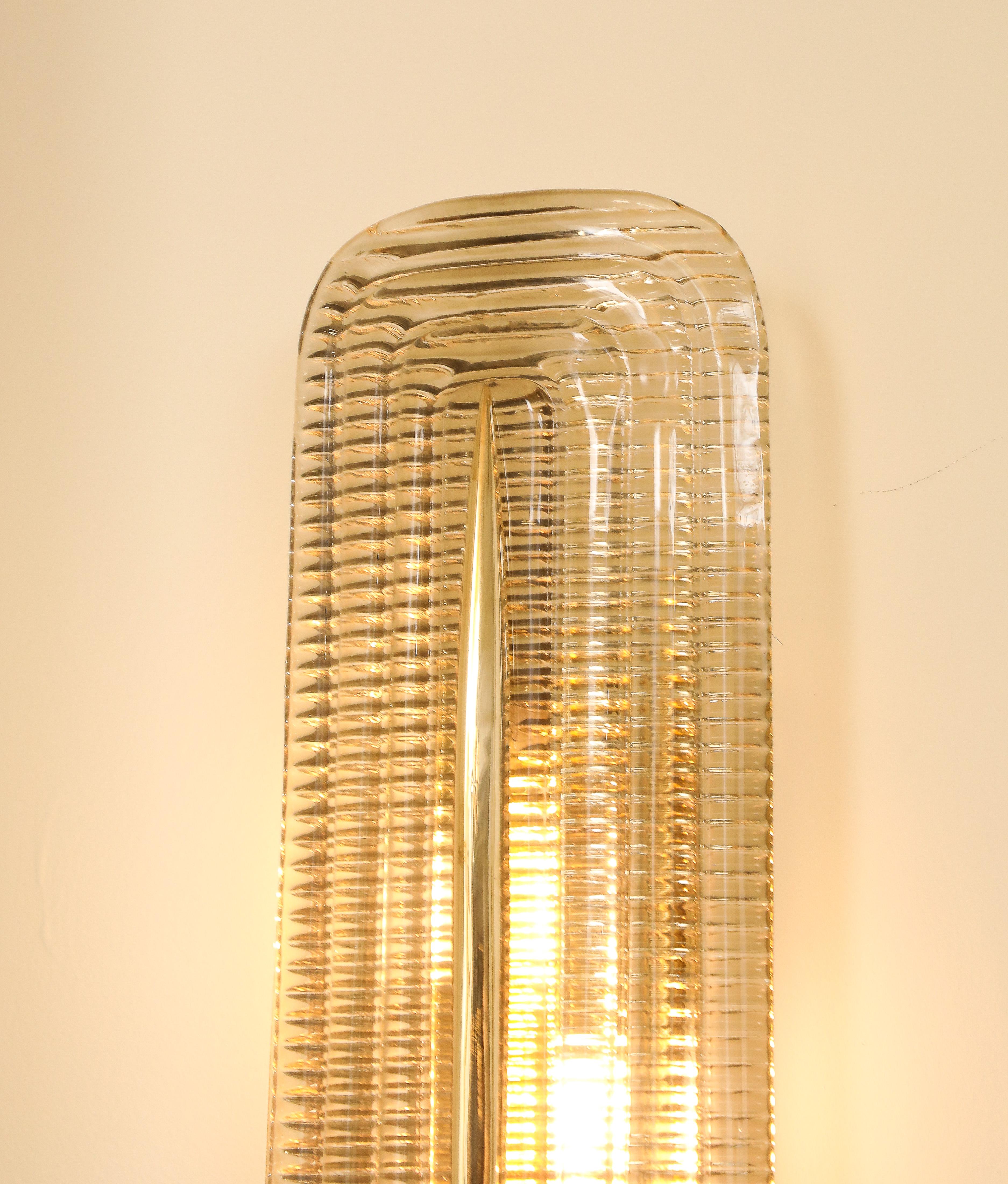 XXIe siècle et contemporain Paire d'appliques en verre de Murano texturé et en laiton, fabriquées à la main, Italie en vente