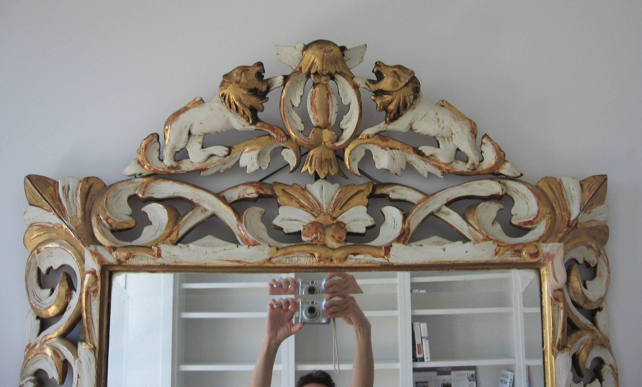 Grande specchio italiano della fine del XIX secolo, intagliato in legno dorato e dipinto, 50