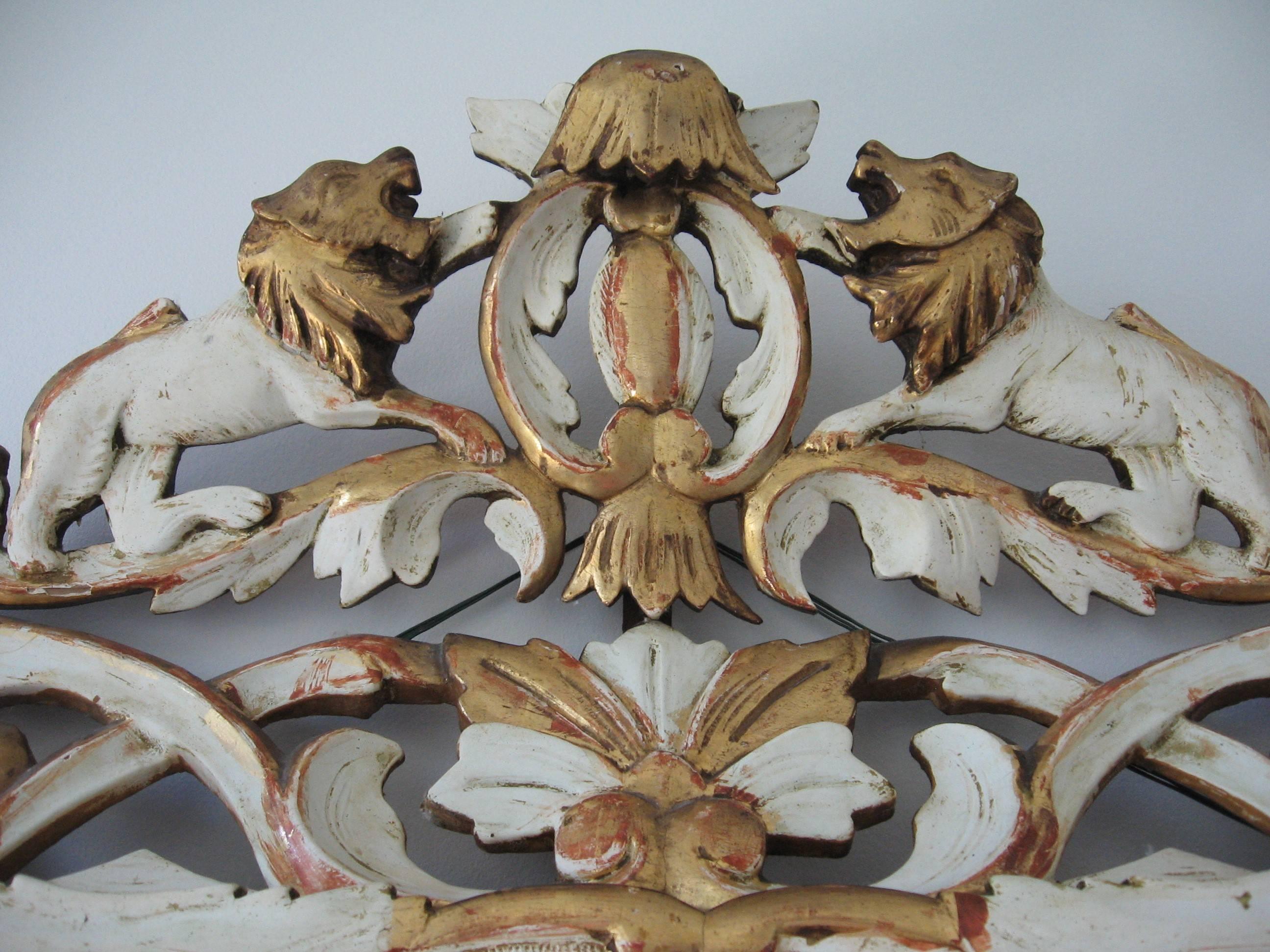 Legno dorato Grande specchio italiano della fine del XIX secolo, intagliato in legno dorato e dipinto, 50