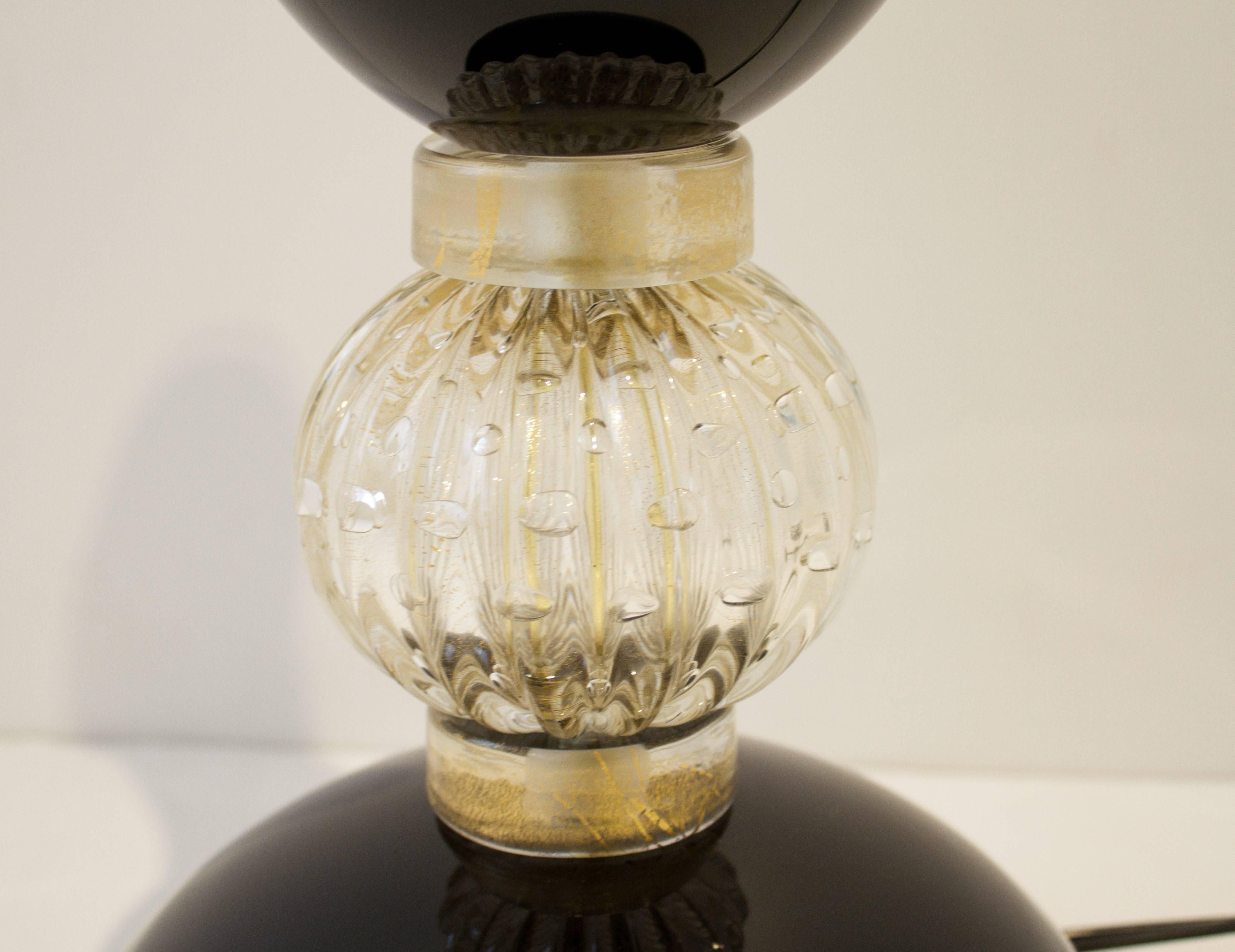 Fait main Grande paire de lampes en verre de Murano noir et or, signées, Italie en vente