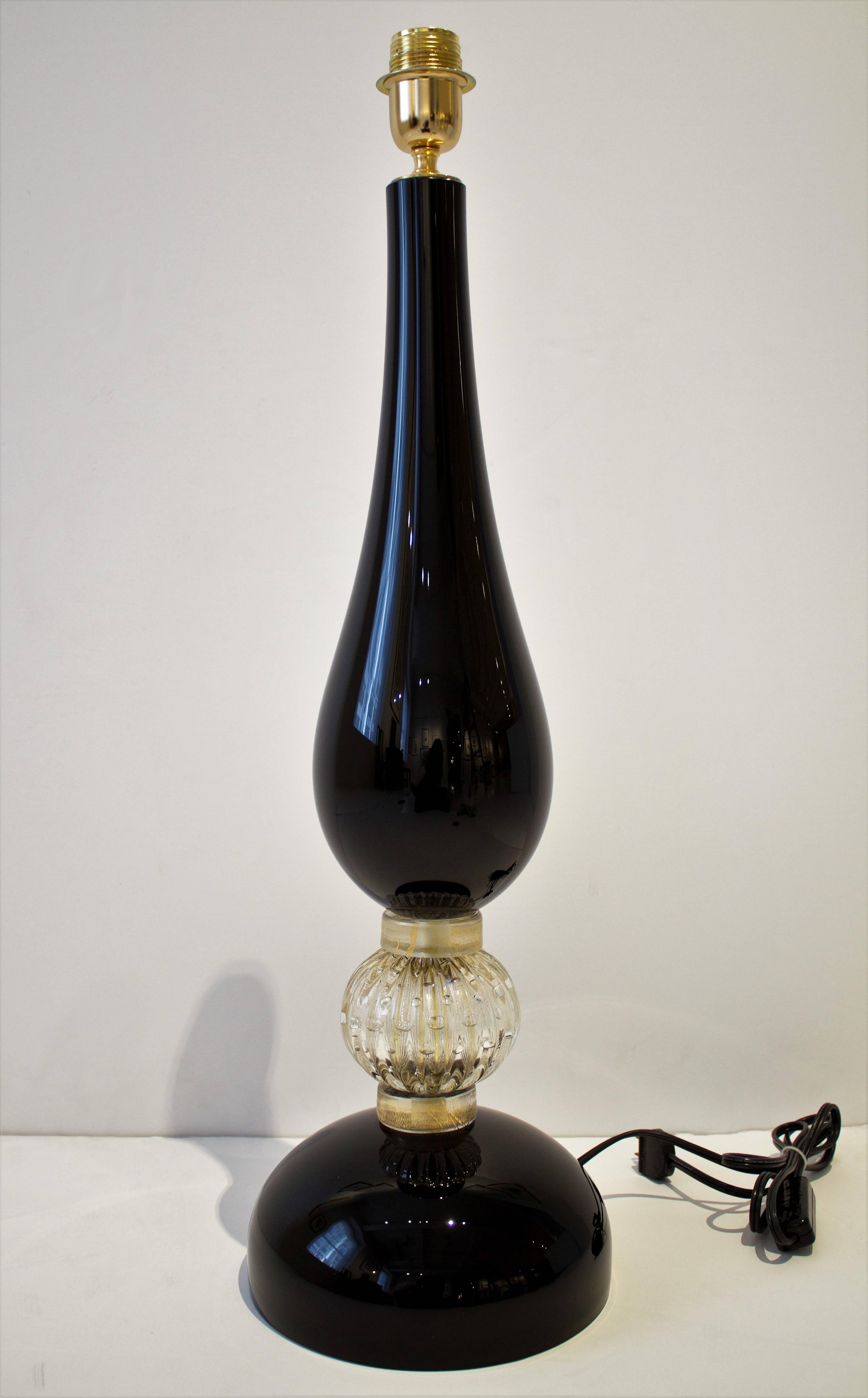 Verre de Murano Grande paire de lampes en verre de Murano noir et or, signées, Italie en vente
