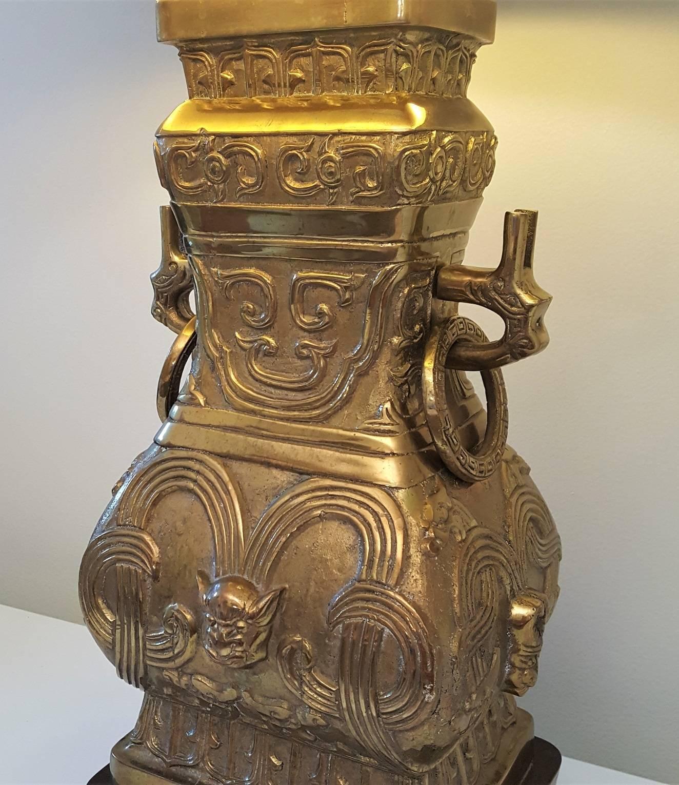 Pair of Impressive Bronze Brass Chinese Chinoiserie Urn Table Lamps In Excellent Condition In New York, NY